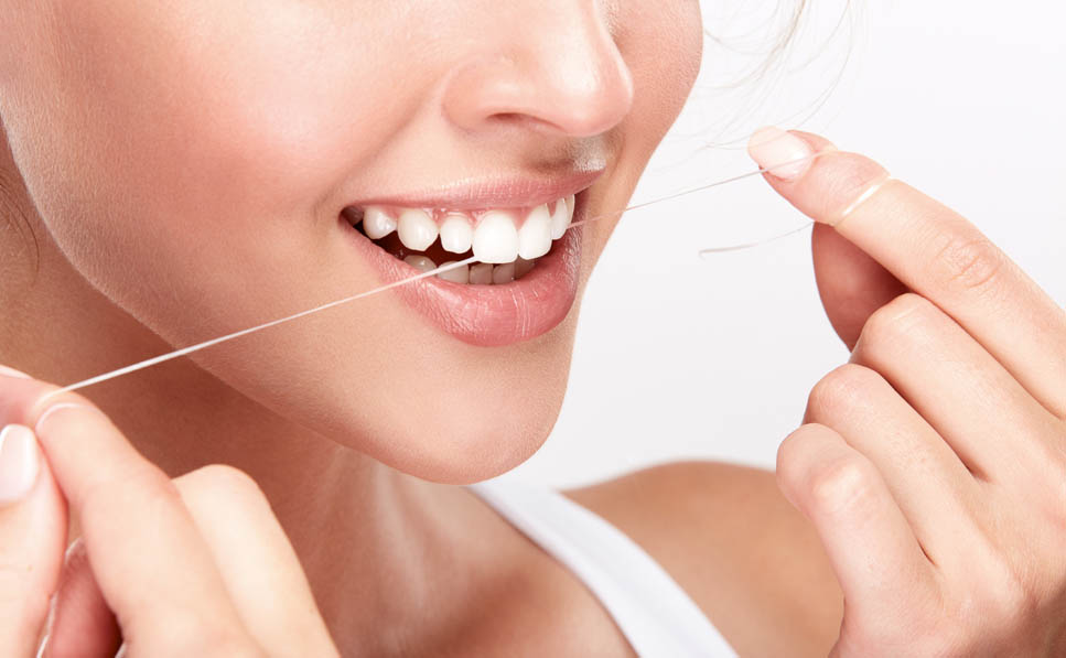 ¿Es importante el uso de la seda dental? Clínica Vallina -Tus Dentistas en Mieres