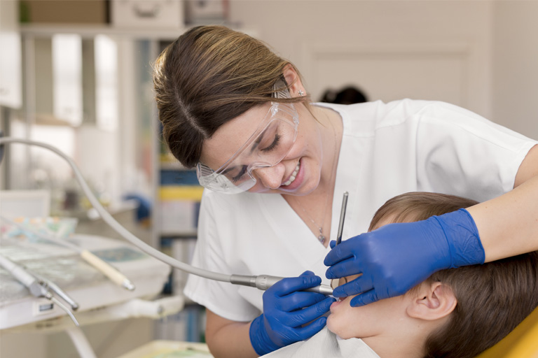 La primera visita al ortodoncista, ¿Cuándo deberían hacerla los niños y por qué?