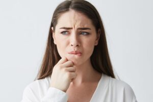 Mujer con molestia en la boca por culpa picor en lengua - Clínica dental en Mieres - Clínica Covallina